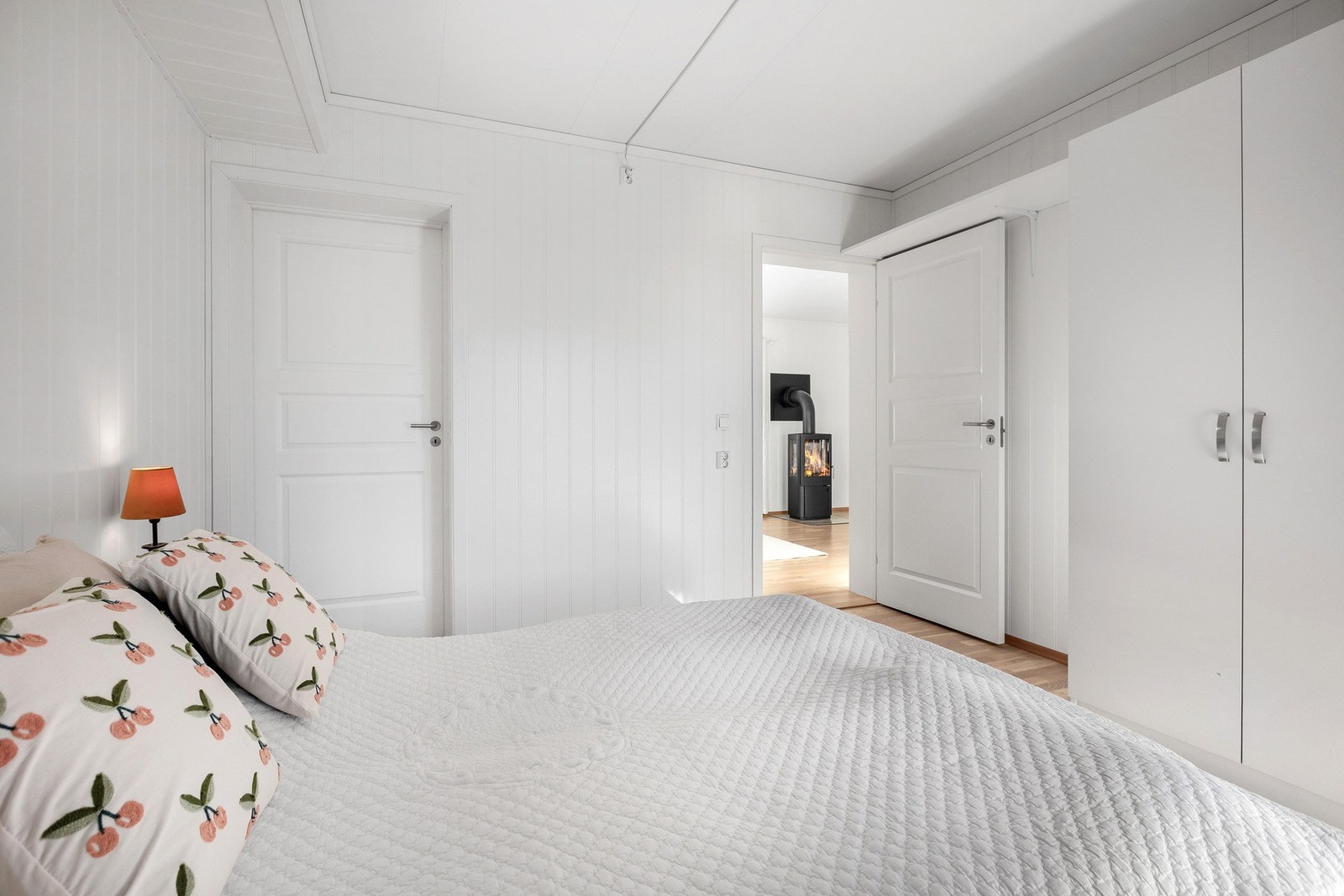 Hovedsoverommet fremstår som romslig og innbydende, med god plass til både dobbeltseng, nattbord og tilhørende garderobeløsning. Galleribilde