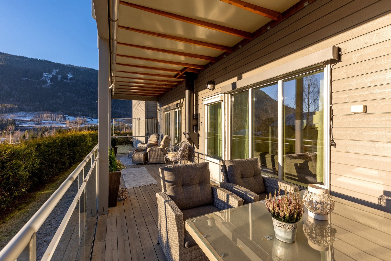 Den overbygde verandaen ligger godt skjermet og er en flott uteplass som virkelig løfter bokvaliteten og gir gode muligheter for å nyte livet utendørs. Galleribilde