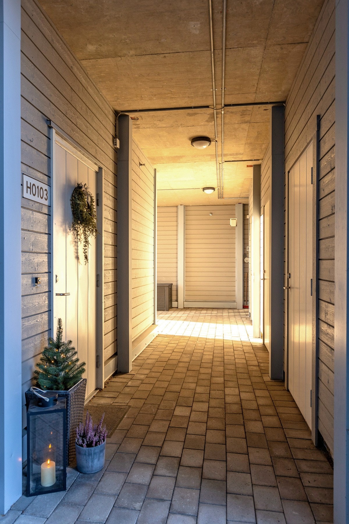 Den overbygde adkomsten gir både ly for vær og vind og en lun atmosfære. Galleribilde