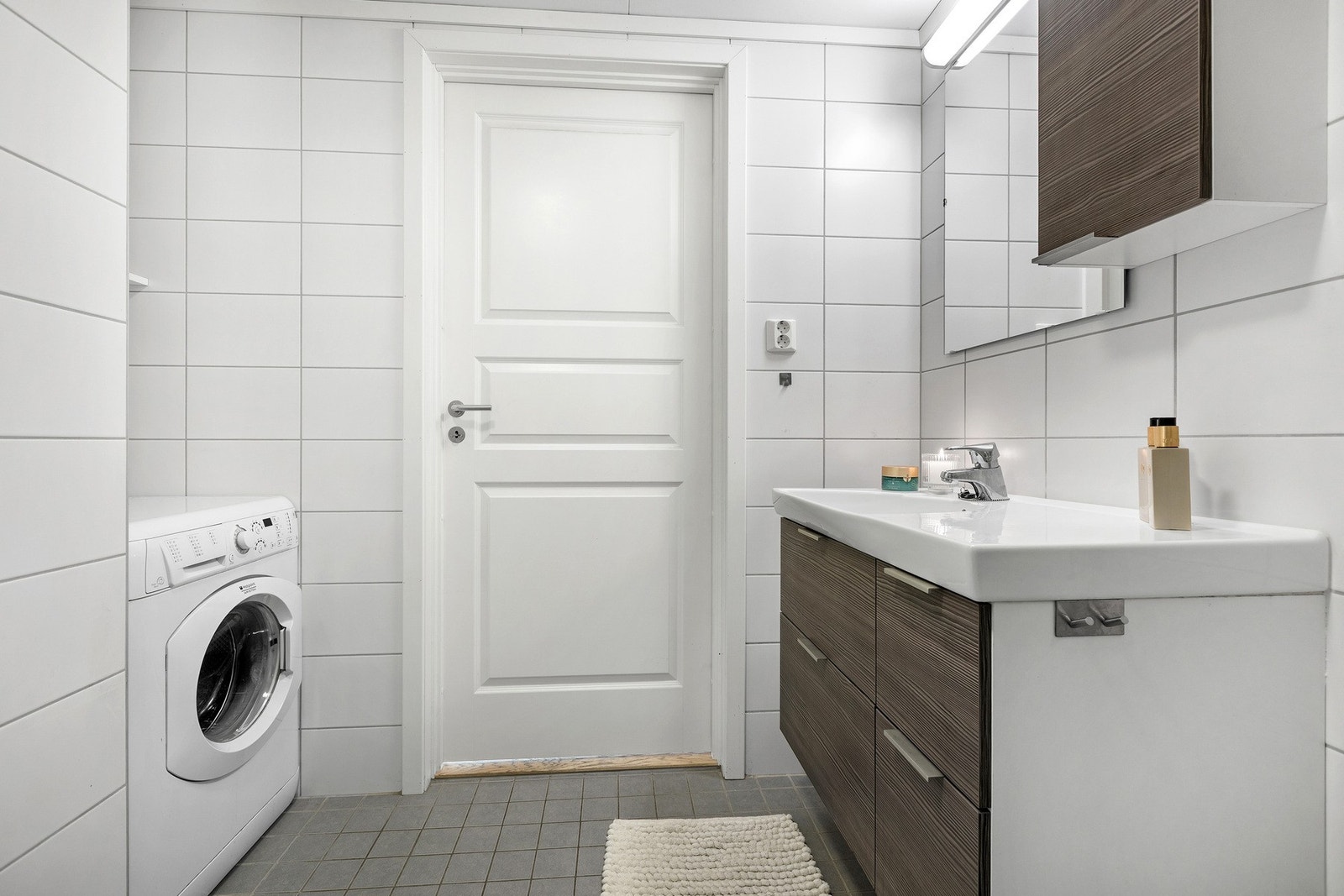 Badet er helfliset med lyse fliser på veggene mens gulvet er flislagt i en behagelig gråtone og har elektriske varmekabler. Galleribilde