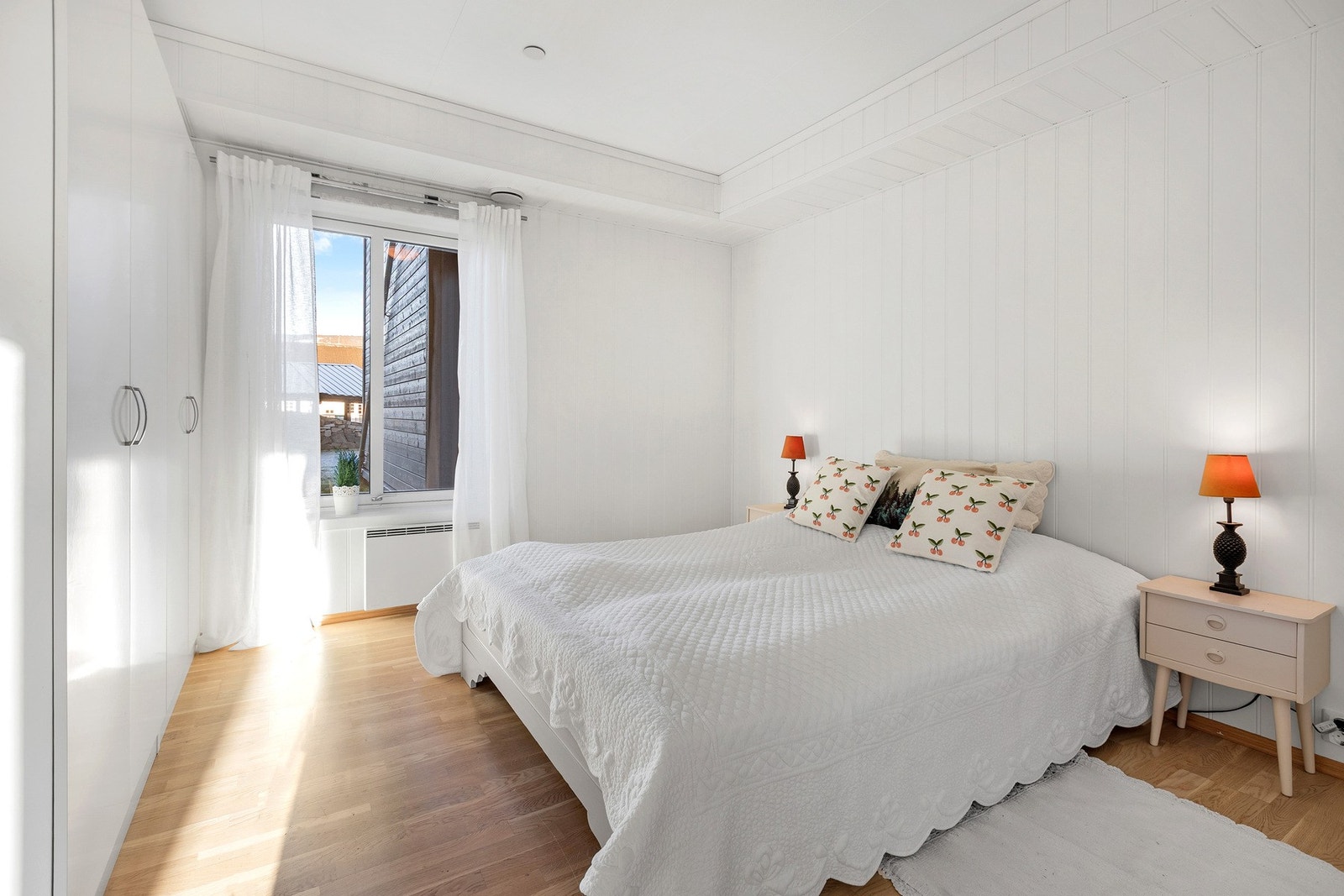 De to soverommene ligger samlet og skjermet fra oppholdsarealet, og har adkomst via en intern gang. Galleribilde