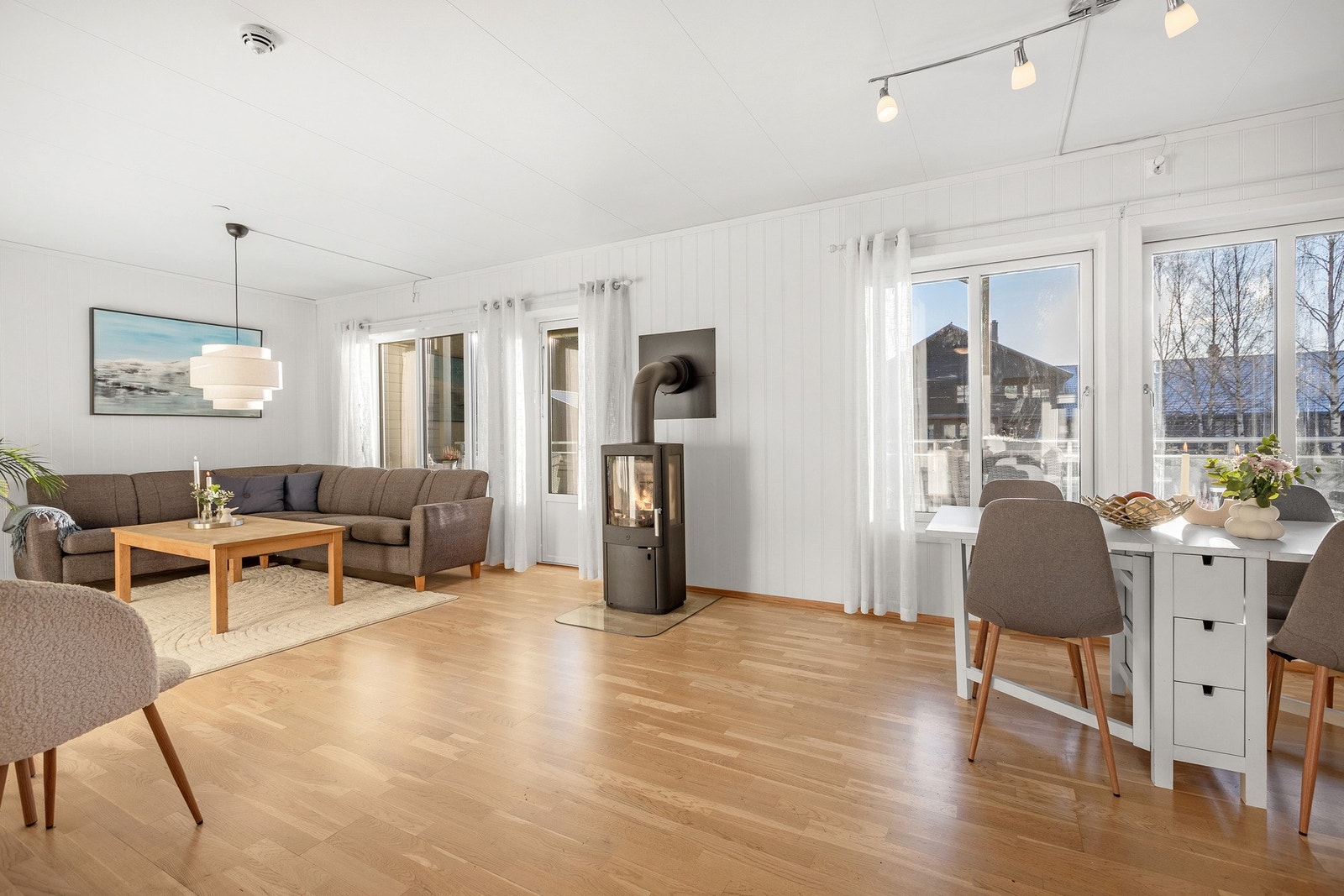 Peisovnen blir et naturlig blikkfang og bidrar til både ekstra varme og hyggelig stemning på kjølige dager. Galleribilde