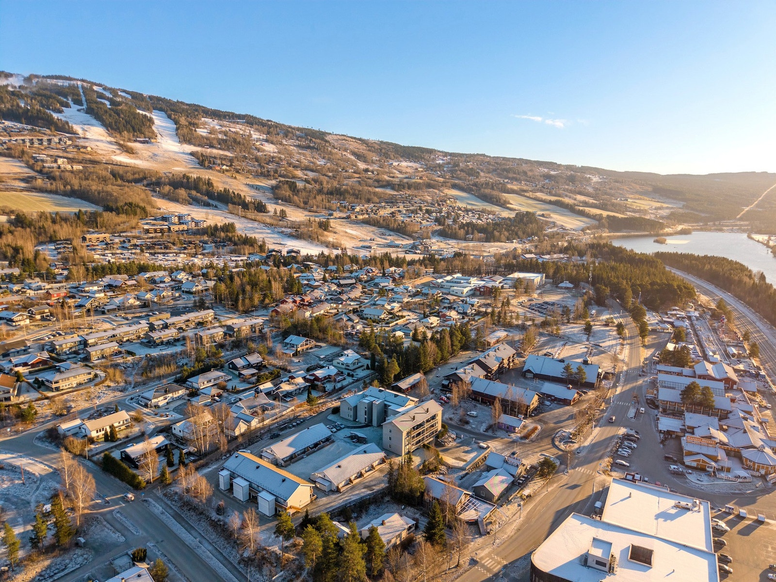 Meget sentralt, med butikker og kort vei til Hafjell Alpinsenter. Galleribilde