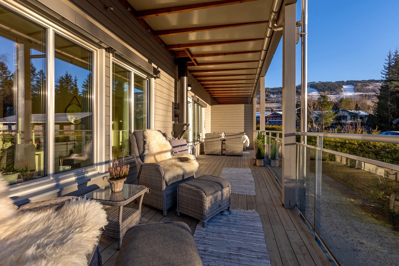 Verandaen har god plass for utemøblementet. Galleribilde