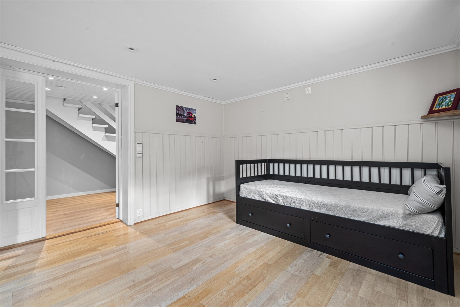 Både i gang og kjellerstue er det utstyrt med gulvvarme som gir et lunt inneklima Galleribilde