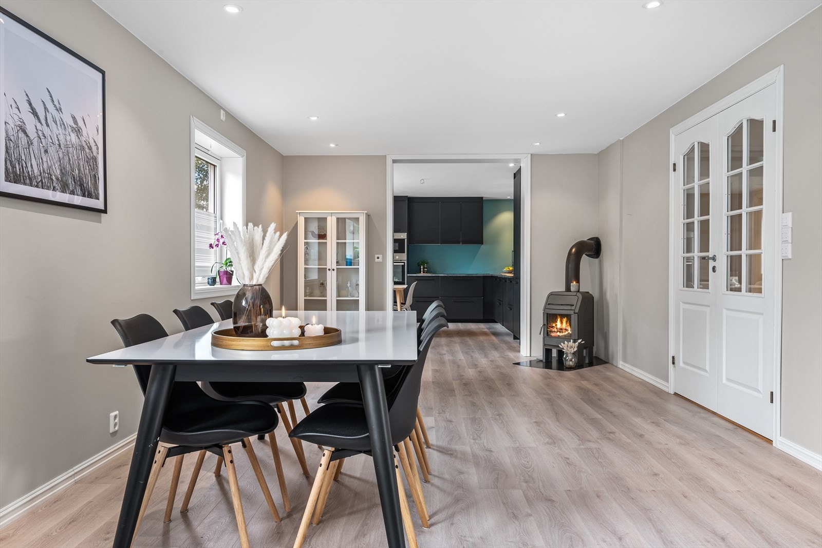 Hoveddelen av boligen har en romslig og innbydende stue på 47,5 kvm i første etasje, hoveddelen oppvarmes ved gulvvarme på stue og kjøkken samt vedfyring Galleribilde