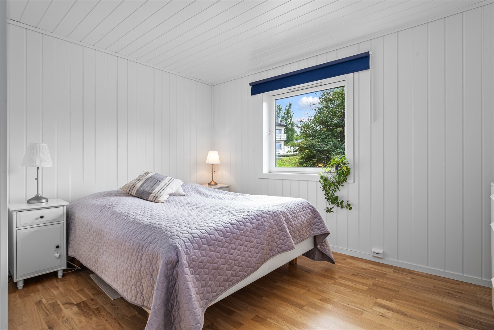 Hovedddelen av boligen har fire soverom, og alle ligger praktisk plassert i andre etasje. 3 av 4 soverom samt gang er overflateoppusset med nye gulv og vegger, i gang er det i tillegg god belysning ved downlights i himling Galleribilde