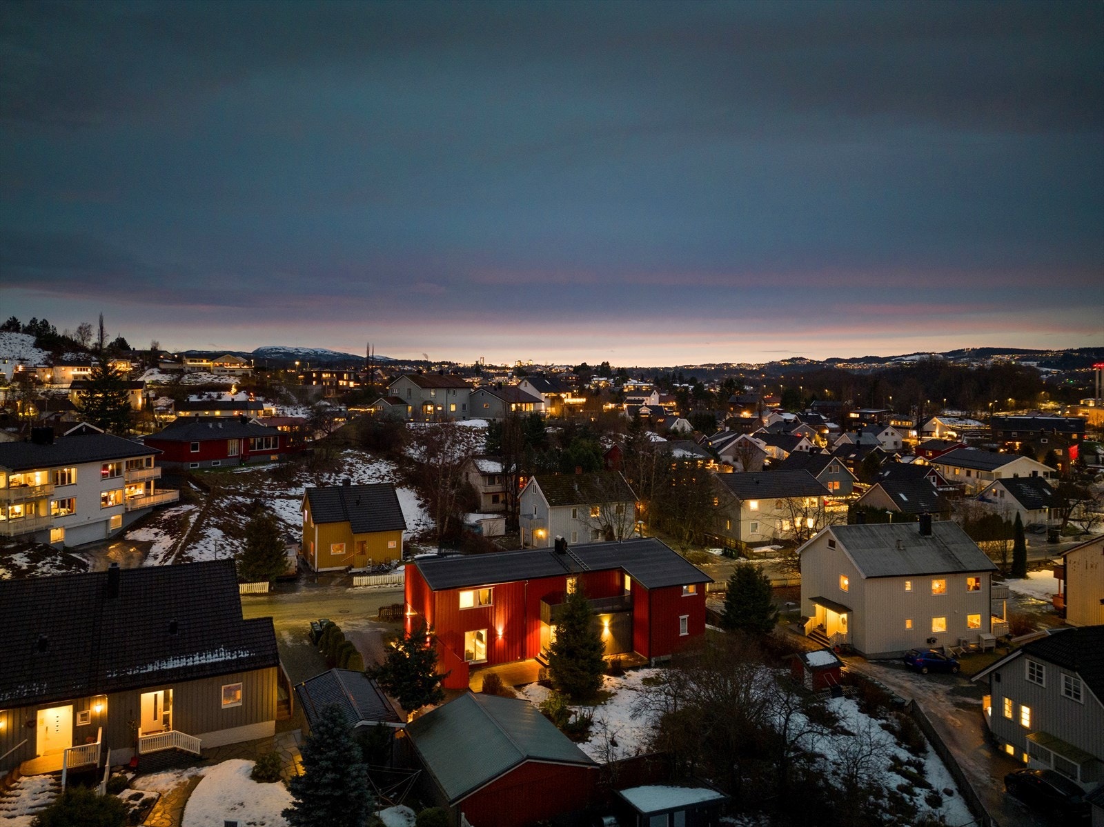 Boligen ligger i et attraktivt boområde på Nidarvoll med kort vei til "alt" av servicefunksjoner og fasiliteter Galleribilde