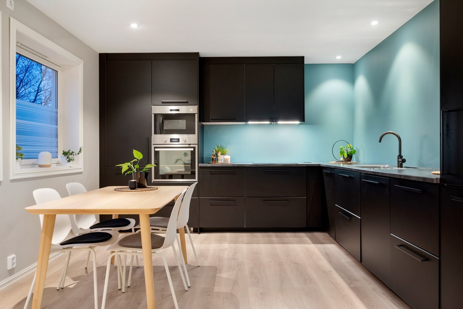 Hoveddelen av boligen har et nyere, stilrent kjøkken med integrerte hvitevarer Galleribilde