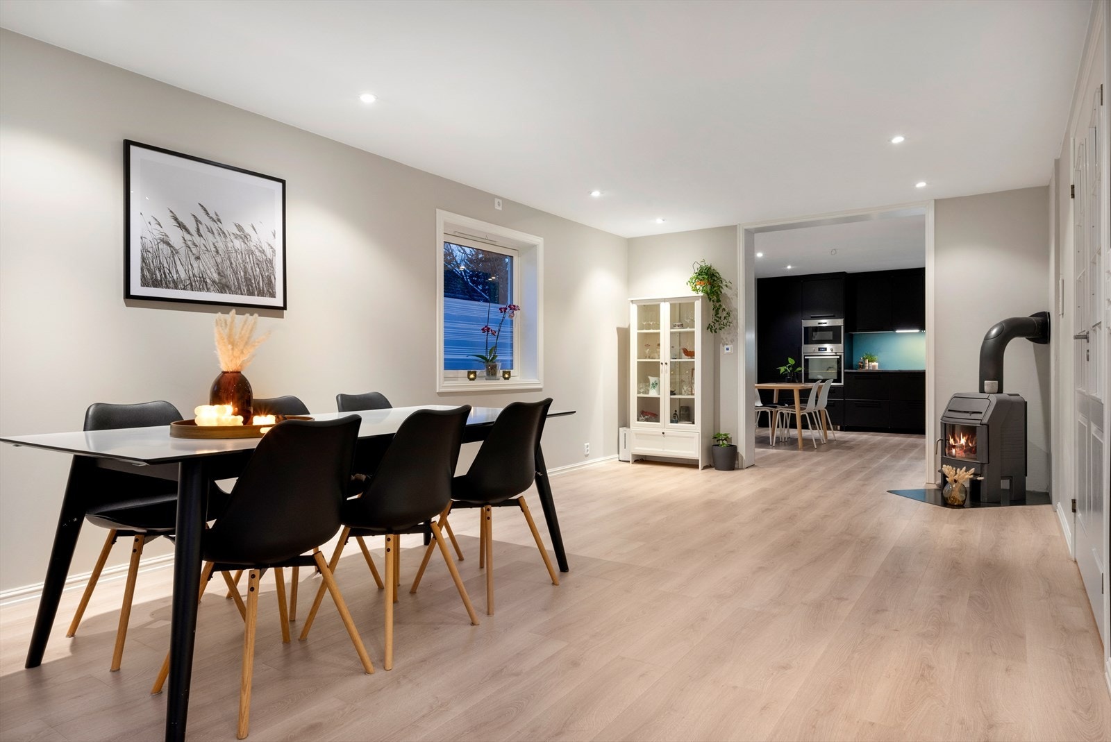 Stuen har flere store vindusflater som gir godt med naturlig lysinnslipp Galleribilde