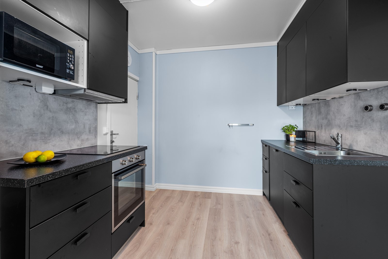 Kjøkkenet i hybelen i første etasje er nyere med moderne stil og integrerte hvitevarer Galleribilde