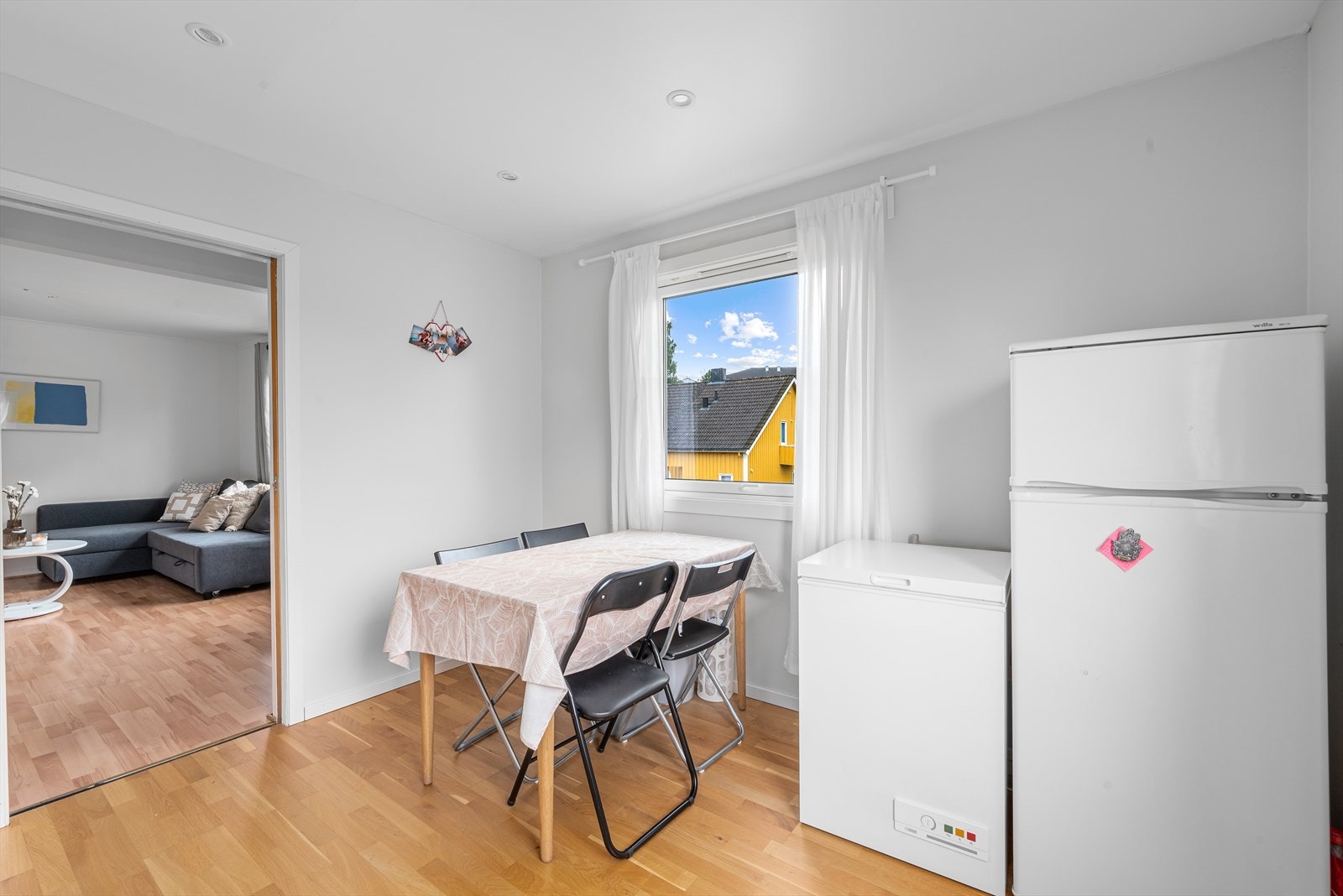 På kjøkkenet er det god plass til ønsket spisebords innredning Galleribilde