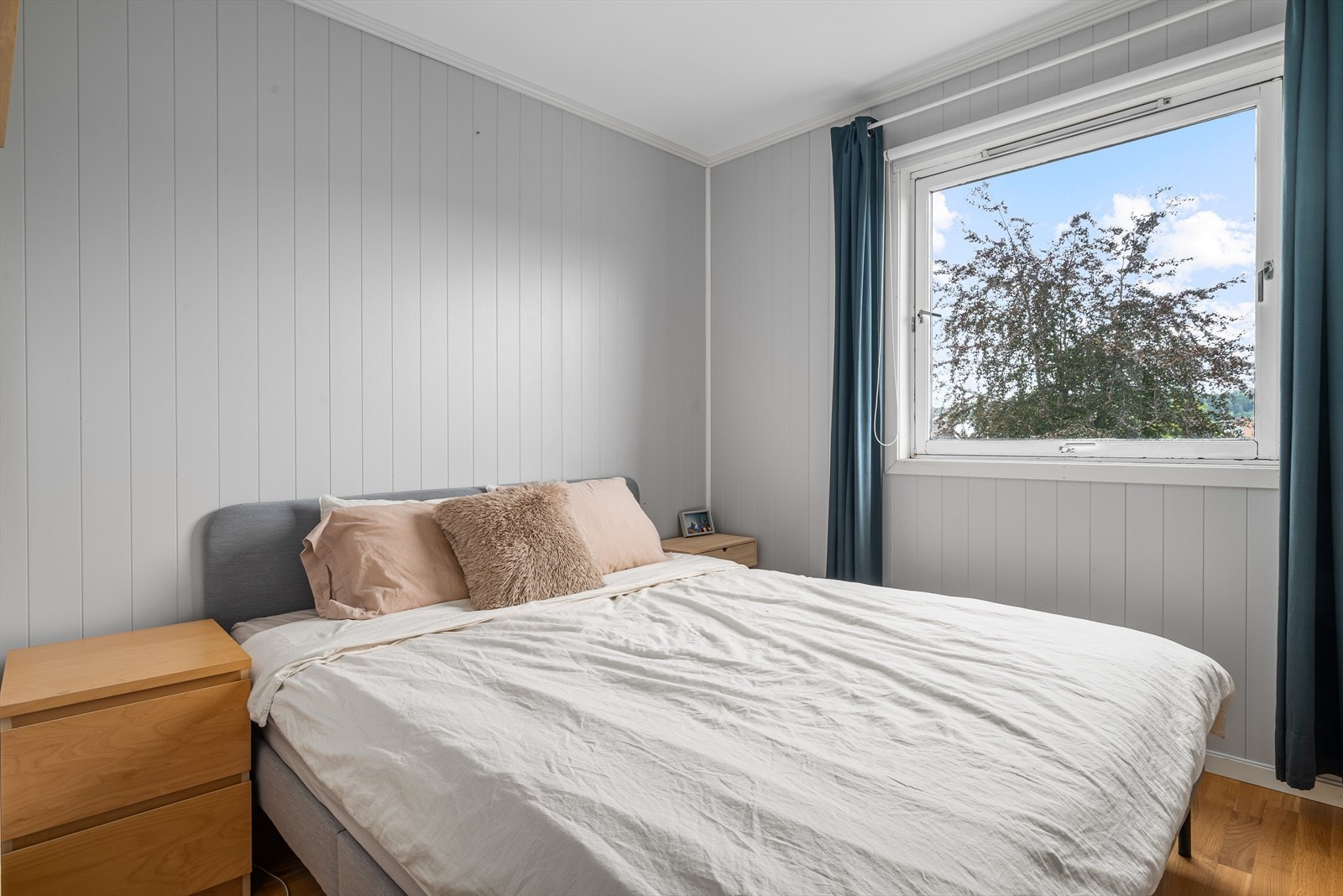 Leiligheten i andre etasje har to soverom, hvorav det ene benyttes som kontor Galleribilde