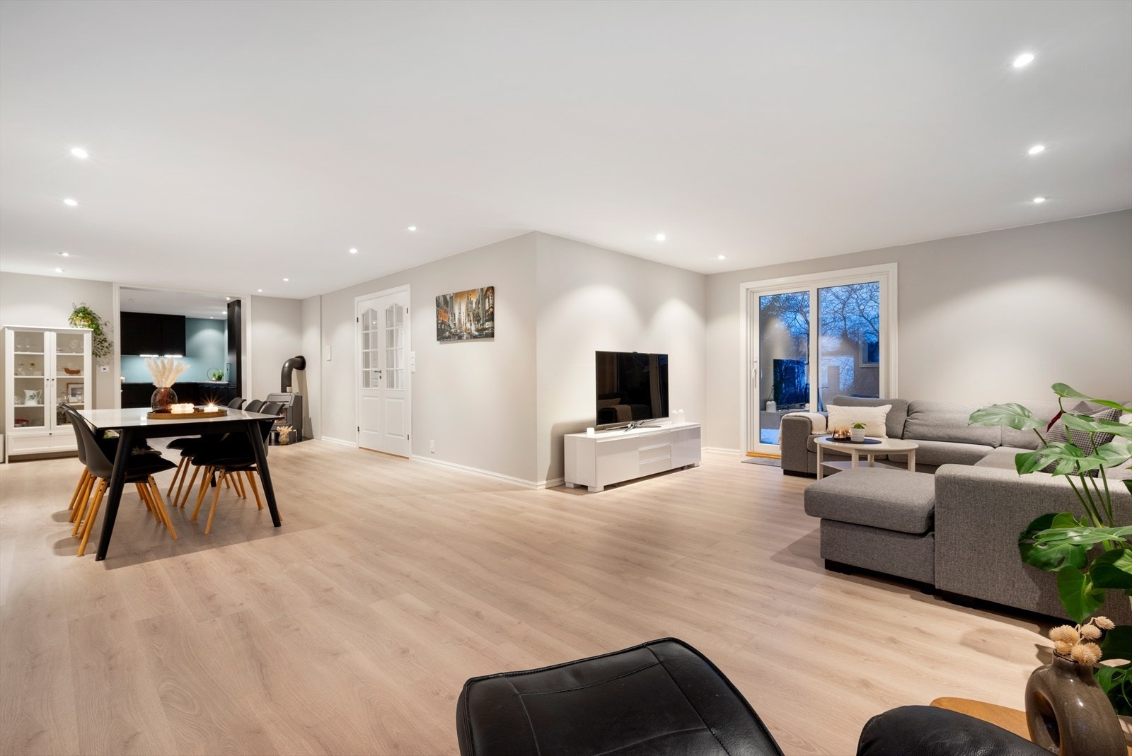 Hoveddelen av boligen har en romslig og innbydende stue på 47,5 kvm i første etasje, hoveddelen oppvarmes ved gulvvarme på stue og kjøkken samt vedfyring Galleribilde