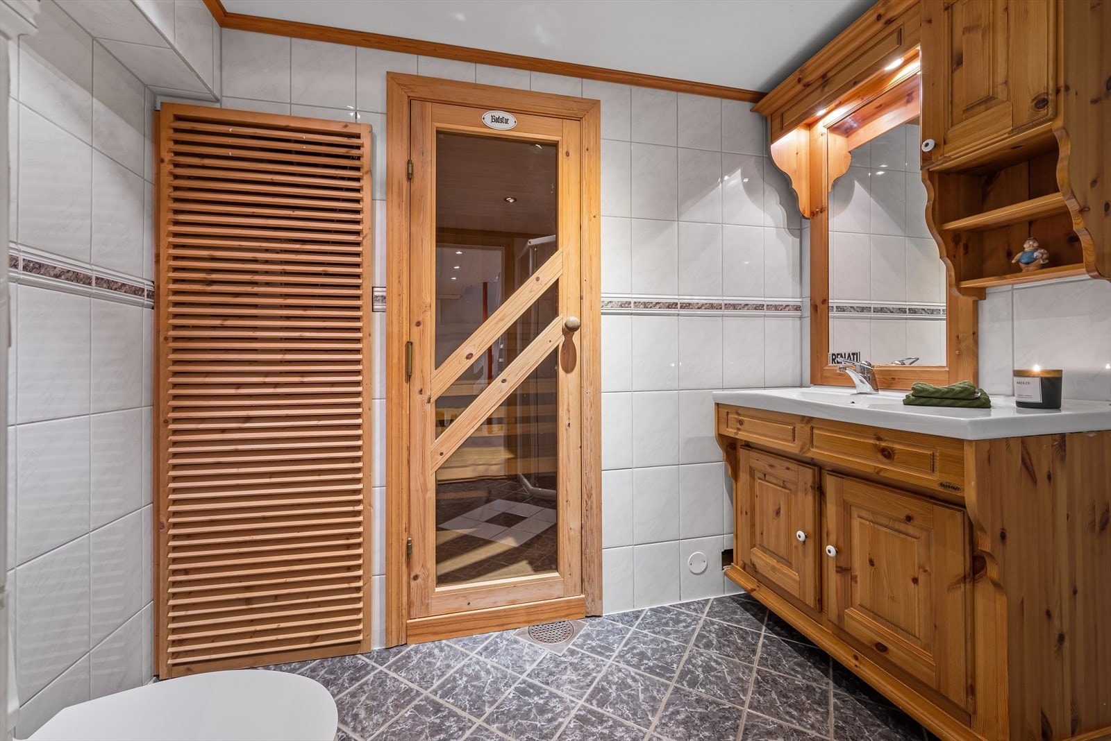 Badet i kjelleretasjen (hoveddel) har tilliggende badstue Galleribilde