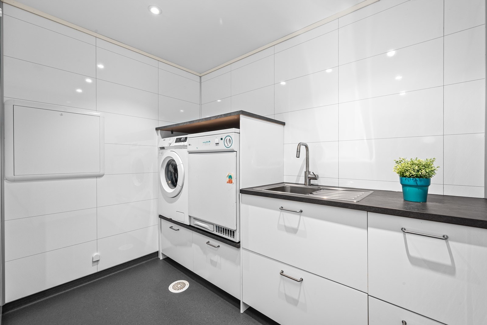 Hoveddelen har to bad, gjestetoalett og et stort vaskerom Galleribilde