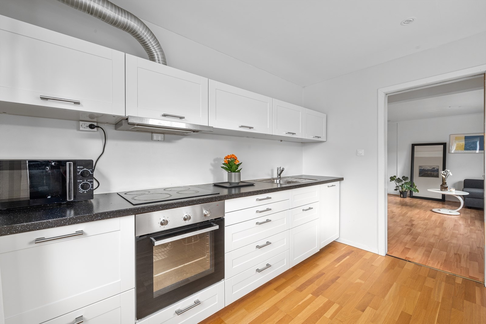 Kjøkkenet i andre etasje ligger i tilknytning til en trivelig stue på 19,5 kvm Galleribilde