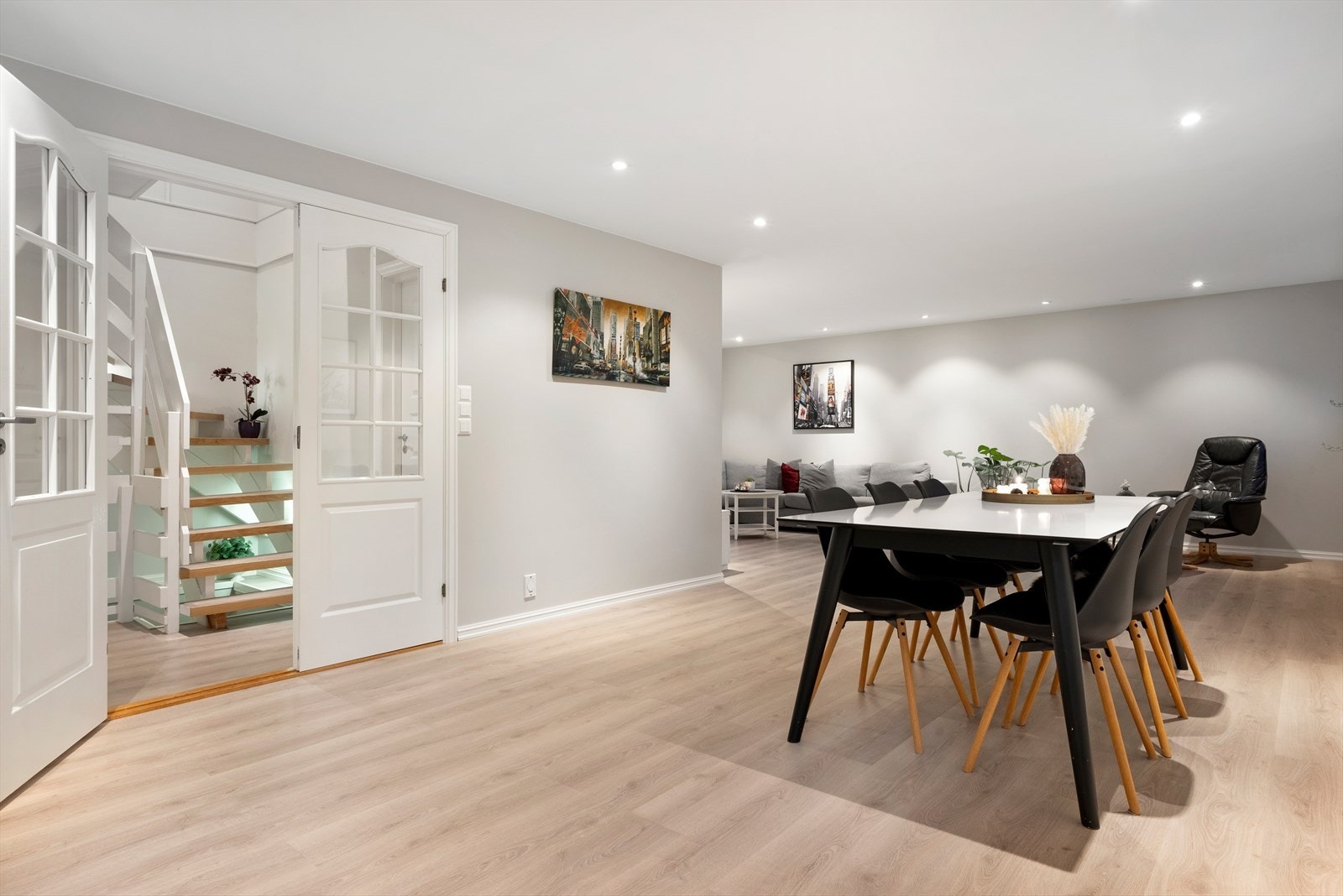 Planløsningen gir naturlig rom for en spisegruppe Galleribilde