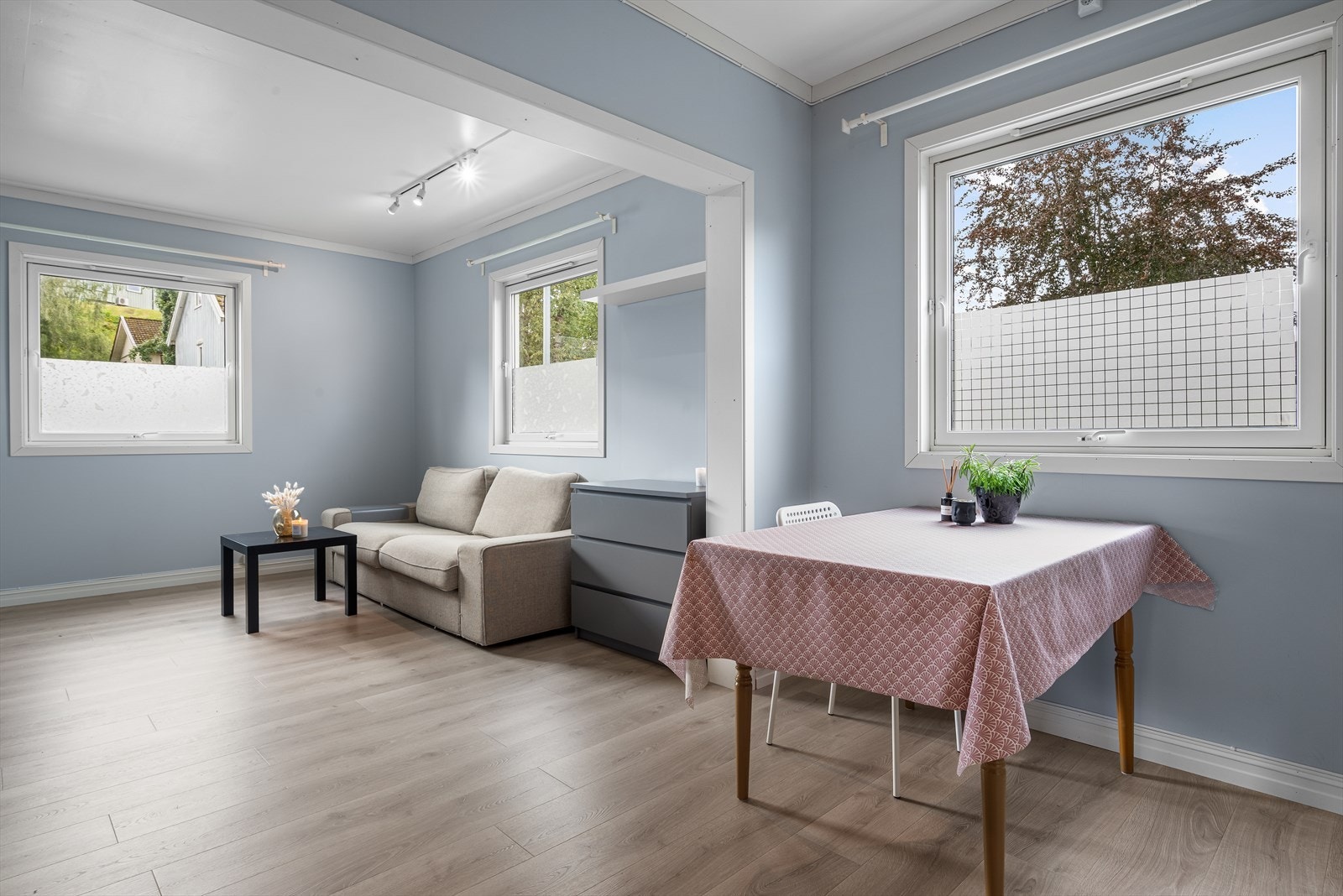 Hybelen har en åpen stue-/kjøkkenløsning som gir en stor romfølelse Galleribilde