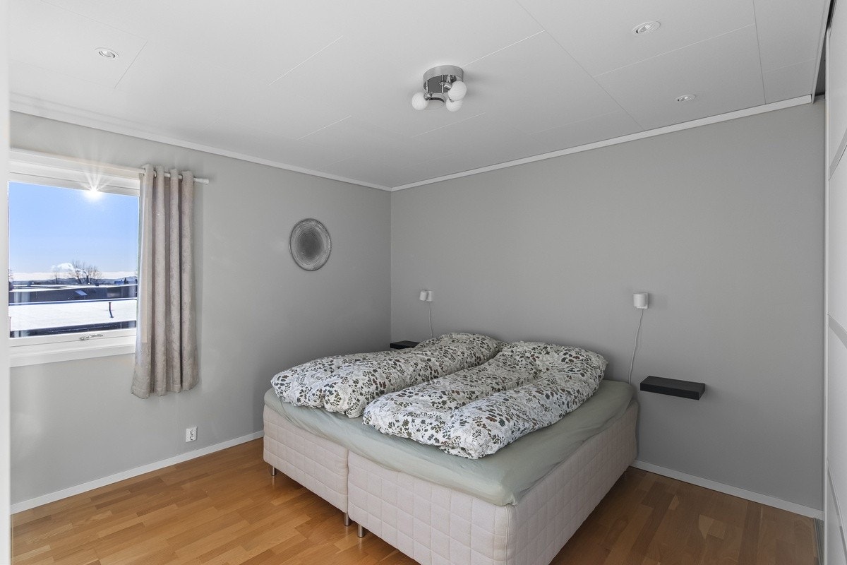 Boligen er innredet med 3 soverom i 2.etasje.Hoved soverom Galleribilde