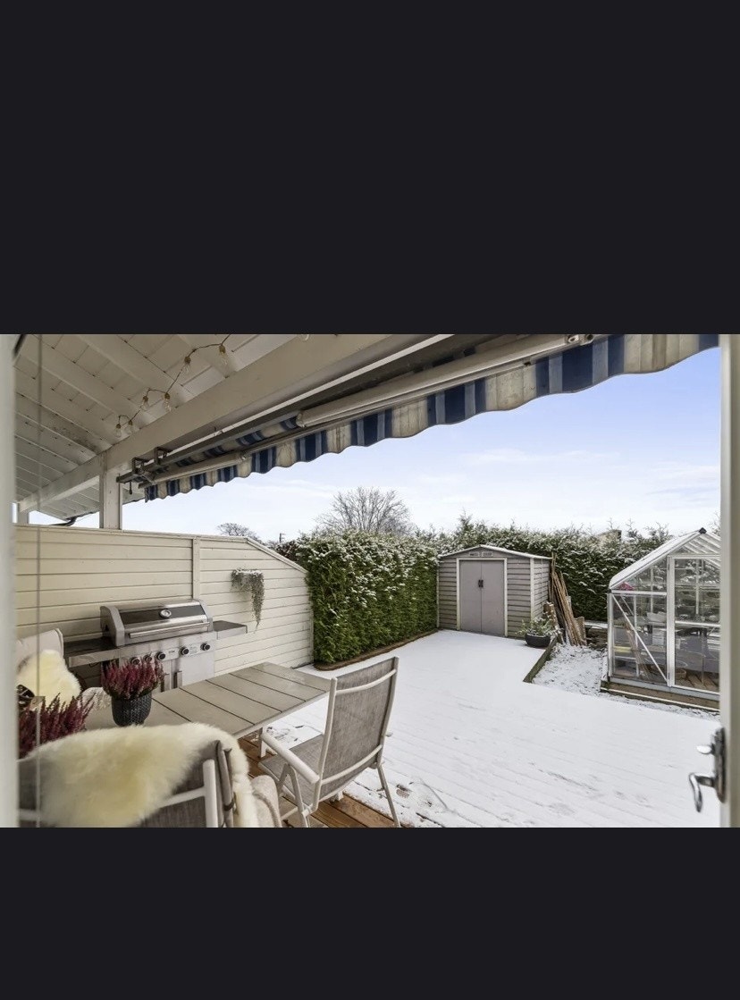 Usjenert terrasse på baksiden av boligen Galleribilde