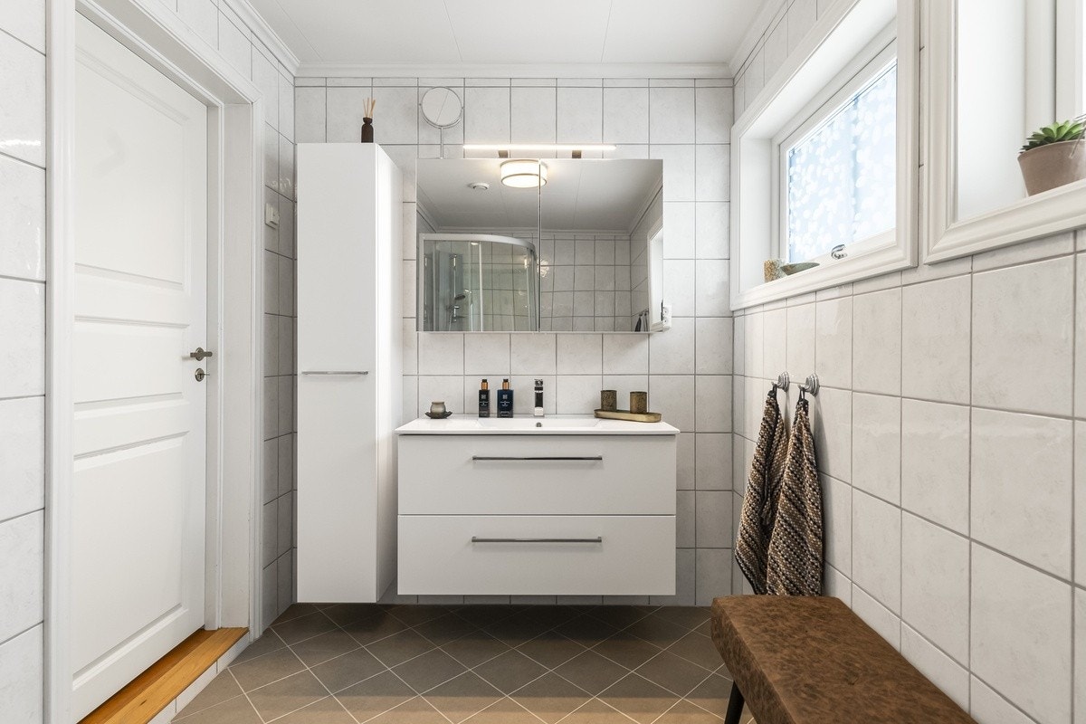 Romslig bad/wc som er flislagt med varme i gulv - Nye gulvfliser, samt ny innredning. Galleribilde