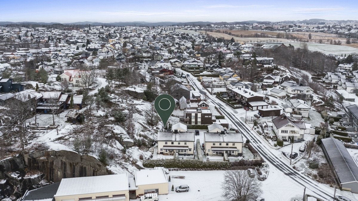 Man har dagligvareforretningen Meny like ned i gaten og i tillegg er det kort vei til både Lasken og Pindsle som har et bredt utvalg av forretninger, treningssenter, apotek og frisør m.m. Galleribilde