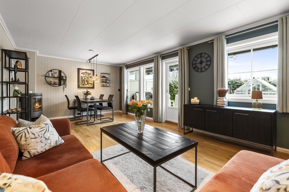 Romslig stue med utgang til usjenert terrasse og hage. Galleribilde