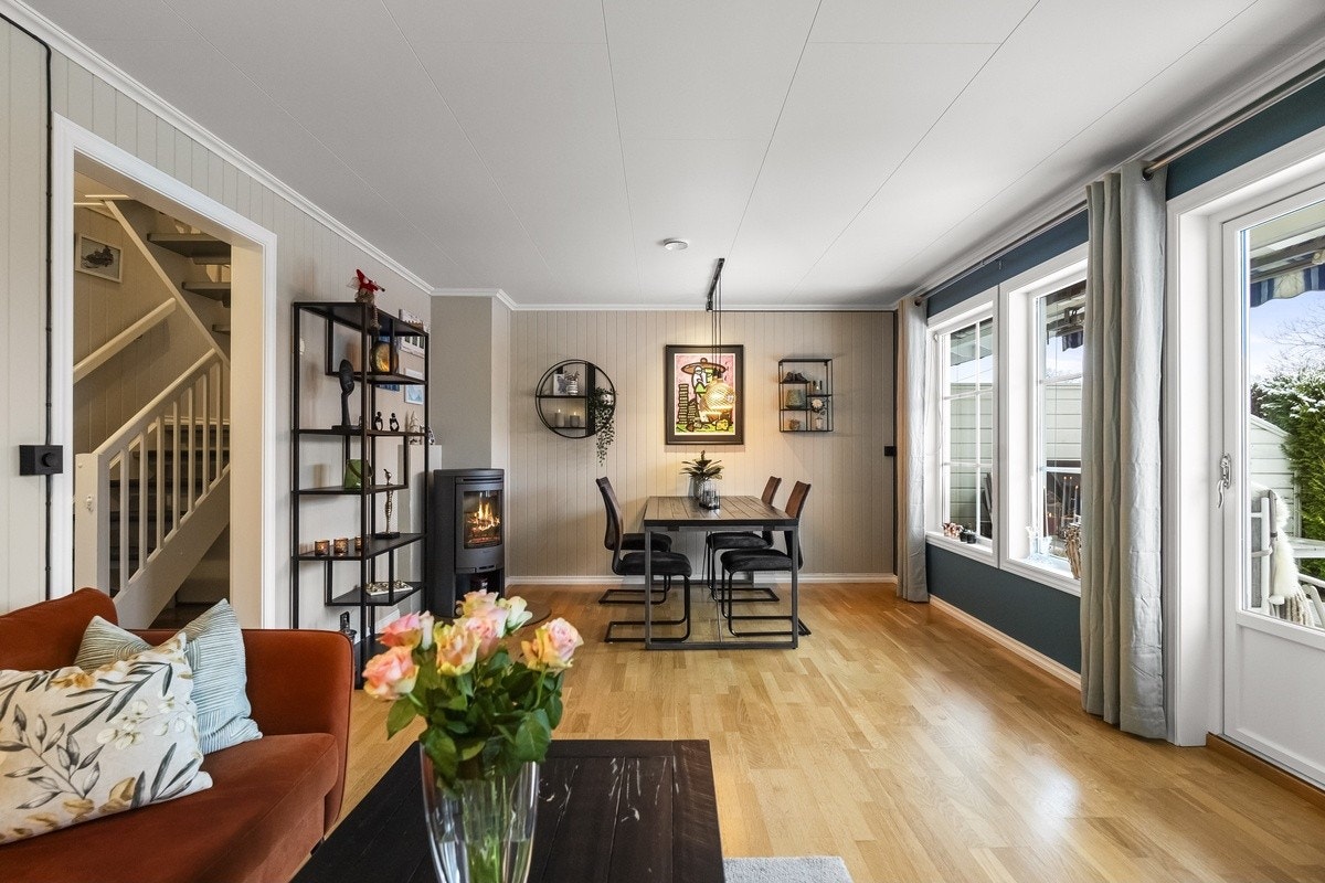 I stuen er det montert både varmepumpe og vedovn, noe som gir en fin varme på de kalde vinterkvelder Galleribilde