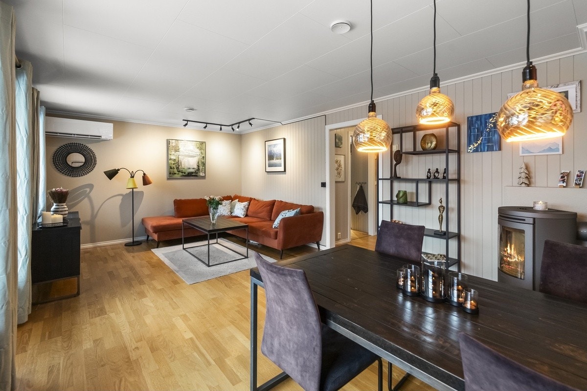 Romslig stue med utgang til usjenert terrasse og hage. Galleribilde