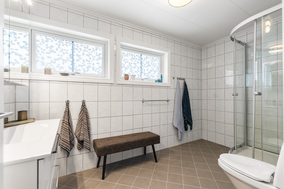 Romslig bad/wc som er flislagt med varme i gulv - Nye gulvfliser, samt ny innredning. Galleribilde