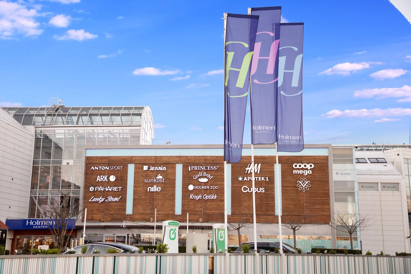 Det er kort vei til Holmen senter og større shoppingmuligheter som Asker sentrum, Sandvika Storsenter og Liertoppen. Galleribilde