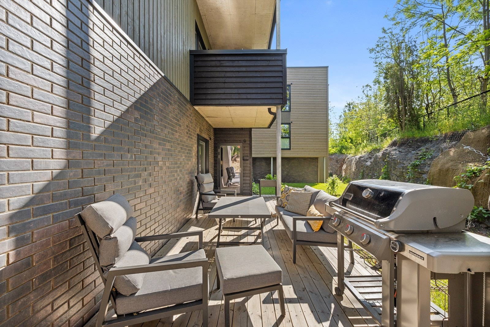 Fra kjøkkenet er det utgang til en delvis overbygget terrasse. Galleribilde