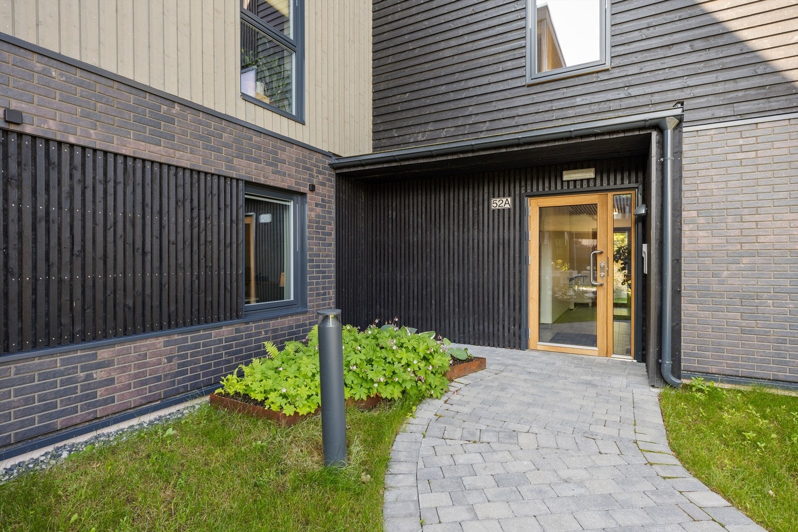 Adkomsten skjer via en felles oppgang som leder deg direkte til inngangen. Galleribilde