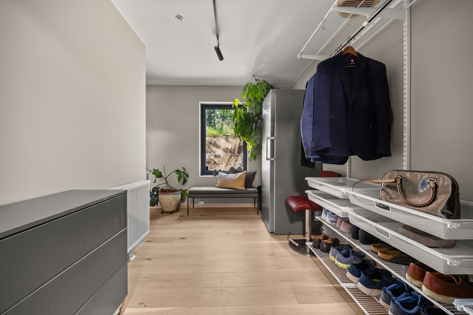 Stor entré med gode innredningsmuligheter for oppbevaring. Galleribilde