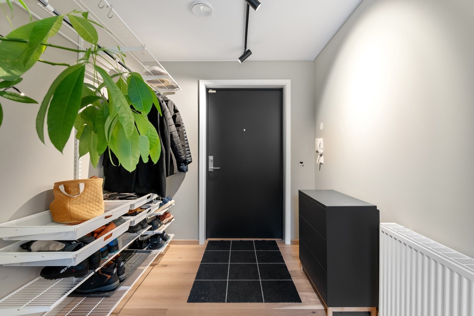 Veggene er malt i en lun fargetone, og den flotte 1-stavs parketten gir et godt førsteinntrykk. Galleribilde