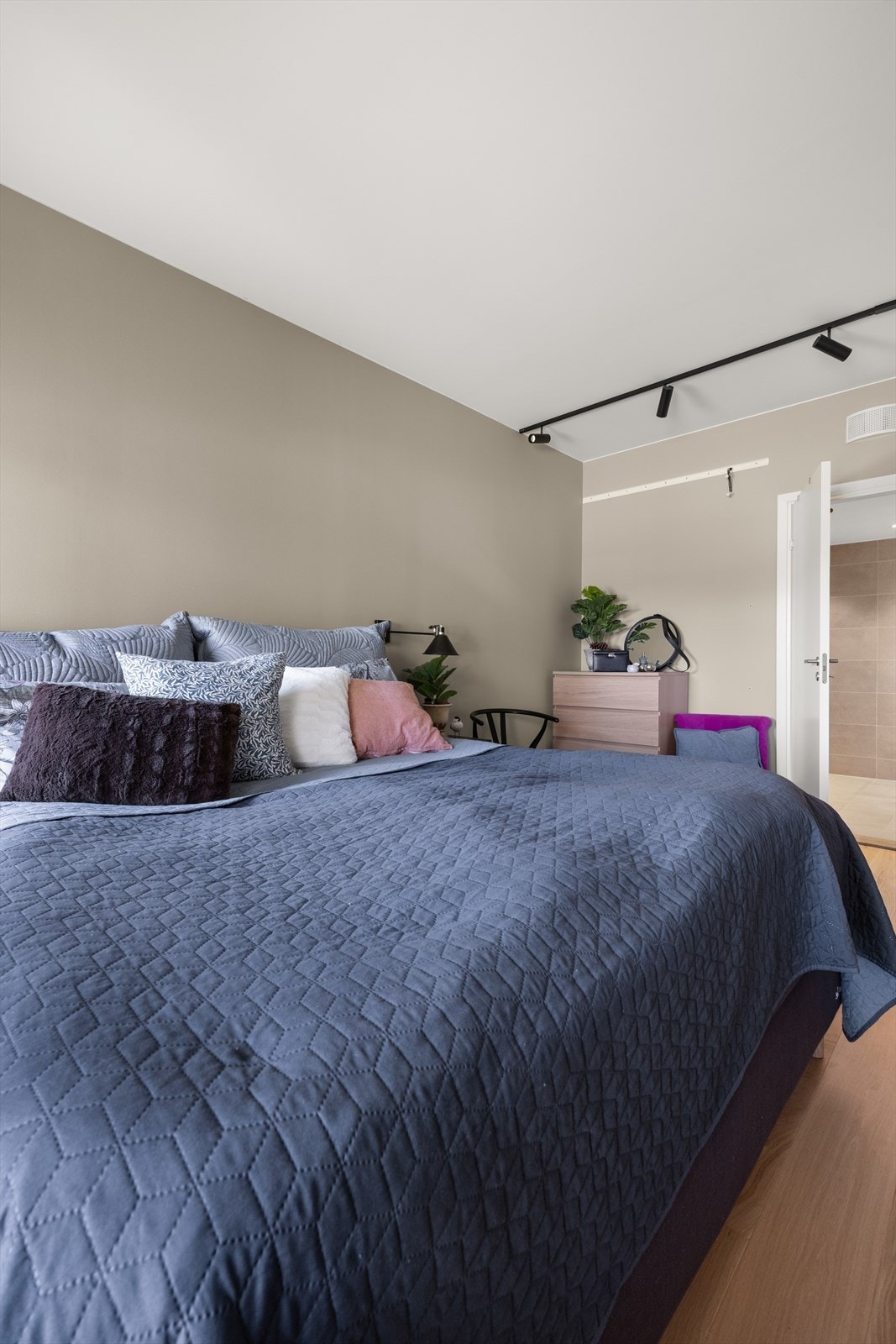 Soverommet ligger i suiteløsning med direkte tilgang til bad. Galleribilde