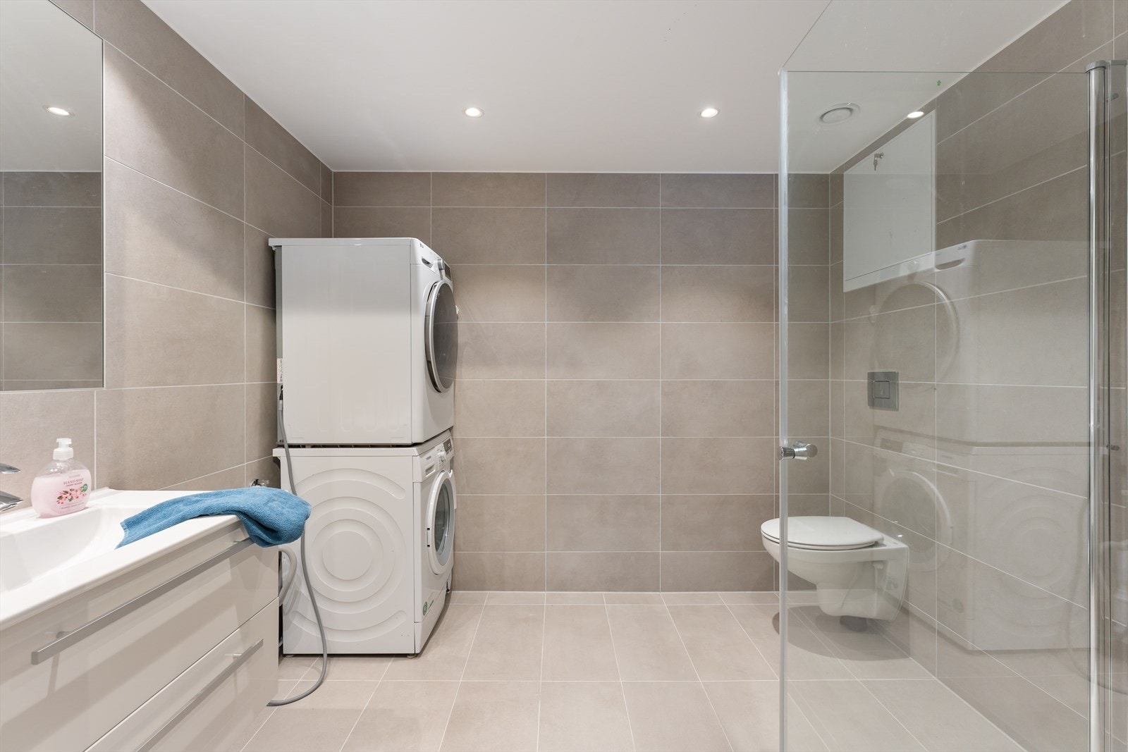 Leilighetens andre bad er praktisk plassert i gangen, nær soverommene. Galleribilde