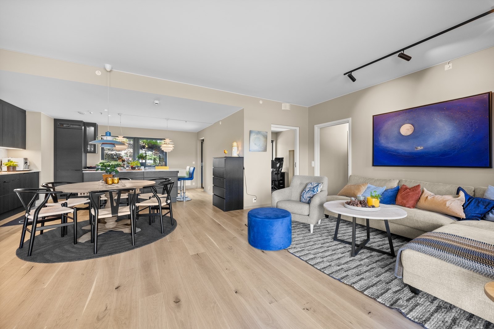 Veggene er malt i en moderne farge og gulvet er lagt med 1-stavs parkett. Galleribilde