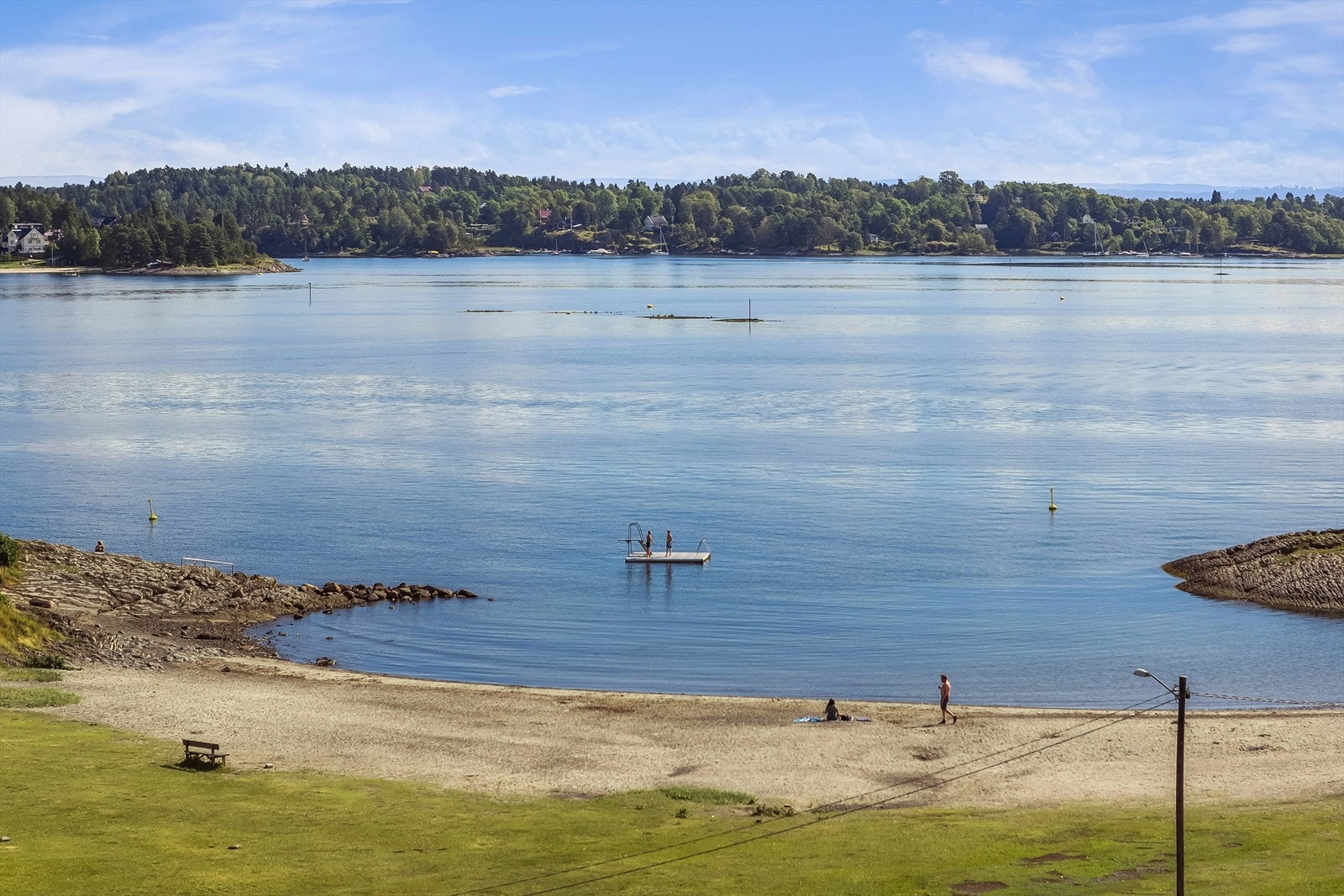 I tillegg har man kyststeder som Holmenskjæret med langgrunn badestrand og båthavn. Galleribilde