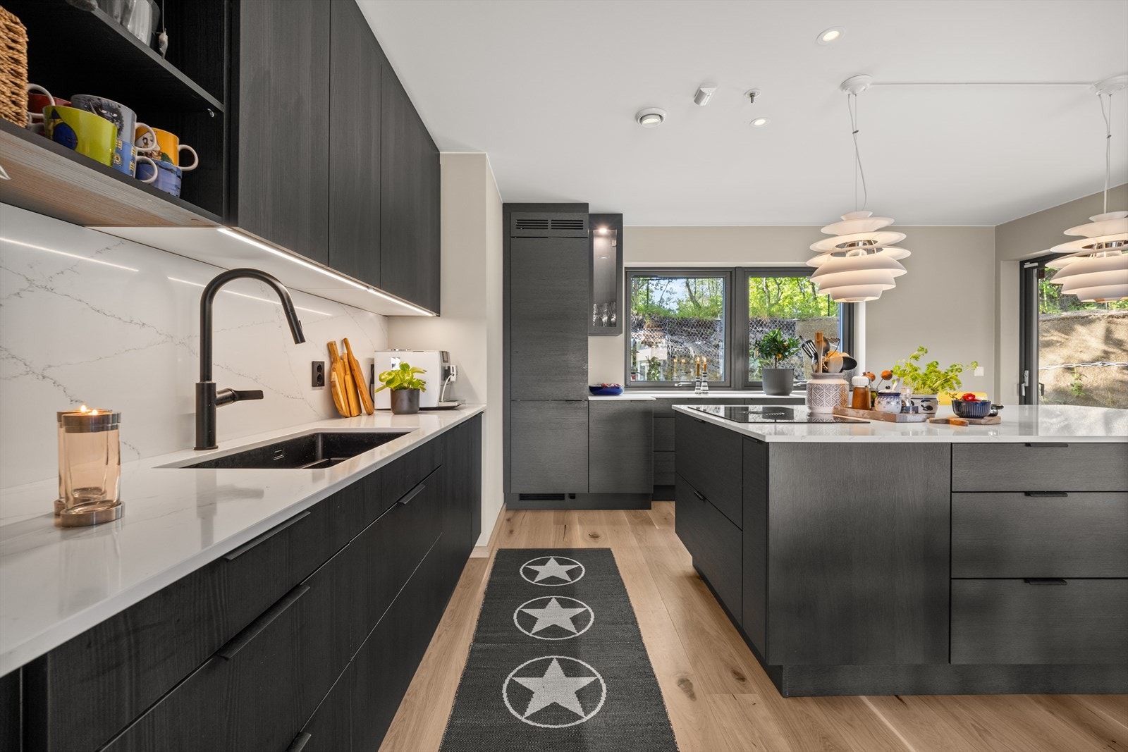 Kjøkkenet er stilrent og moderne, levert av HTH og Strai. Galleribilde