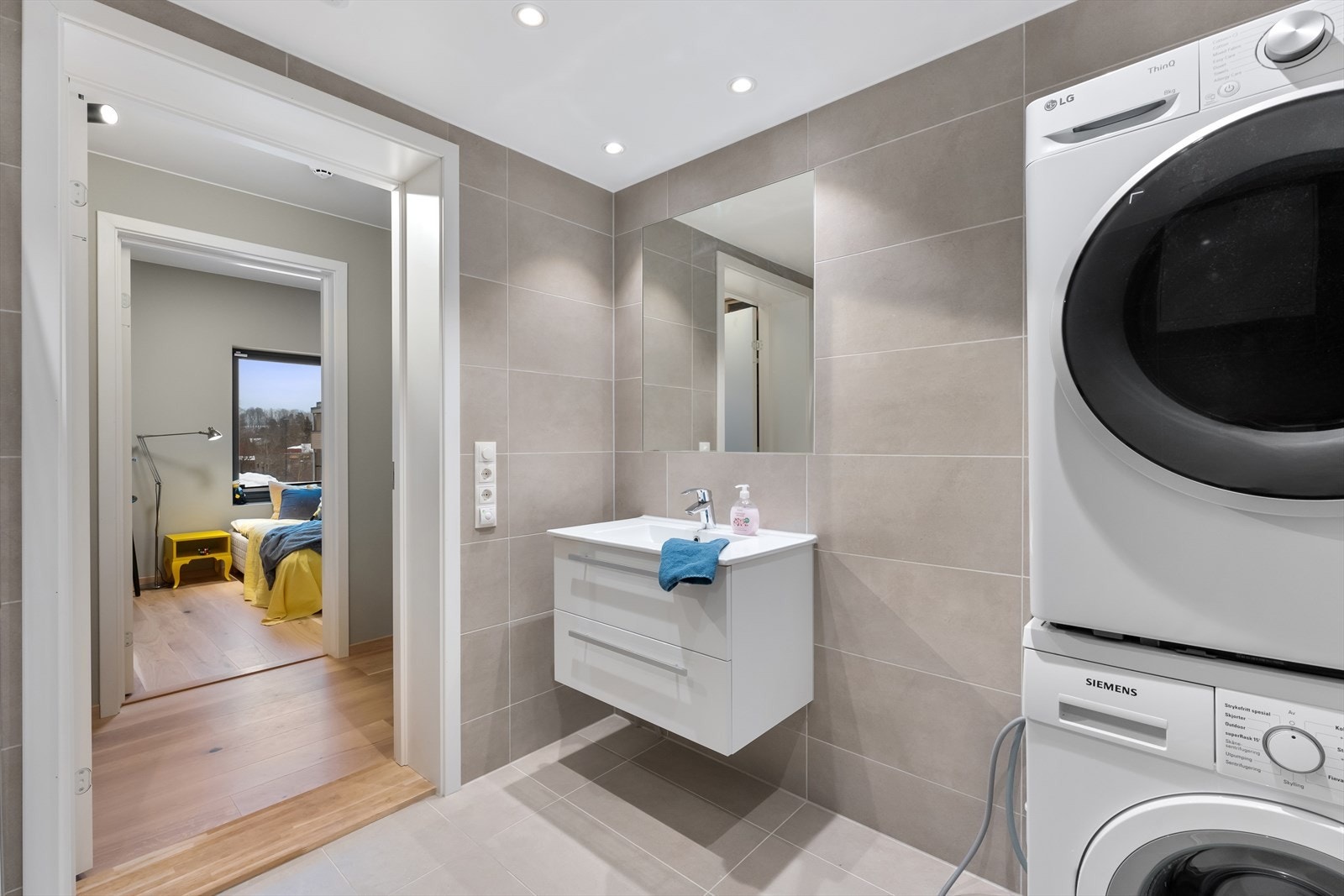 I tillegg har dette badet opplegg for vaskemaskin, noe som gjør det svært funksjonelt for daglig bruk. Galleribilde