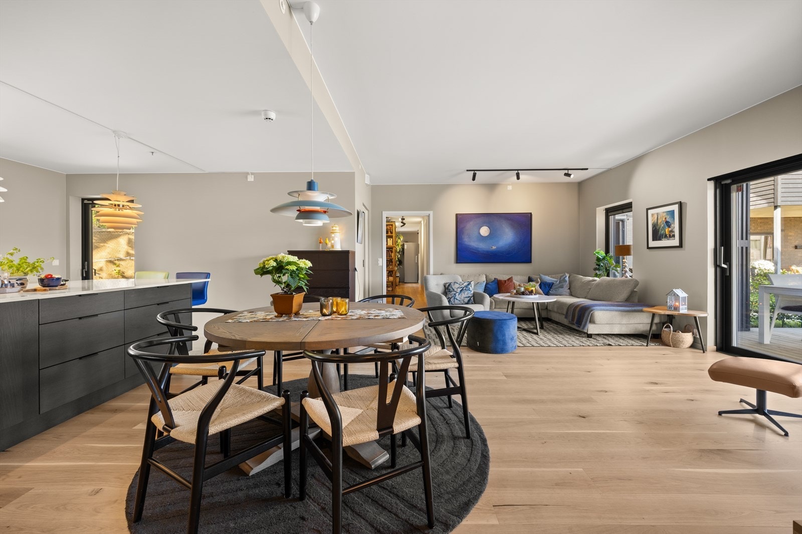 Den åpne løsningen mellom stue, spisestue og kjøkken gir en god flyt mellom sonene. Galleribilde