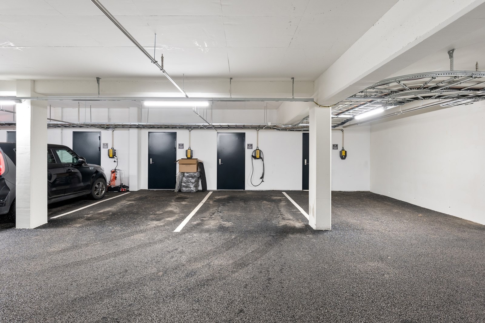 Det er tilknyttet egen parkeringsplass i felles anlegg med el-billader. Galleribilde