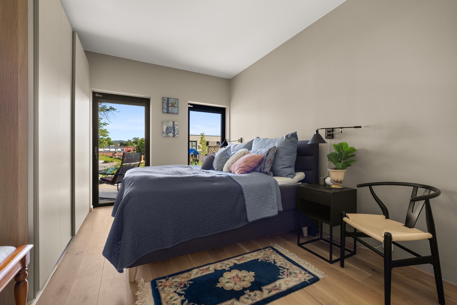 Romslig hovedsoverom med stor skyvedørsgarderobe. Galleribilde