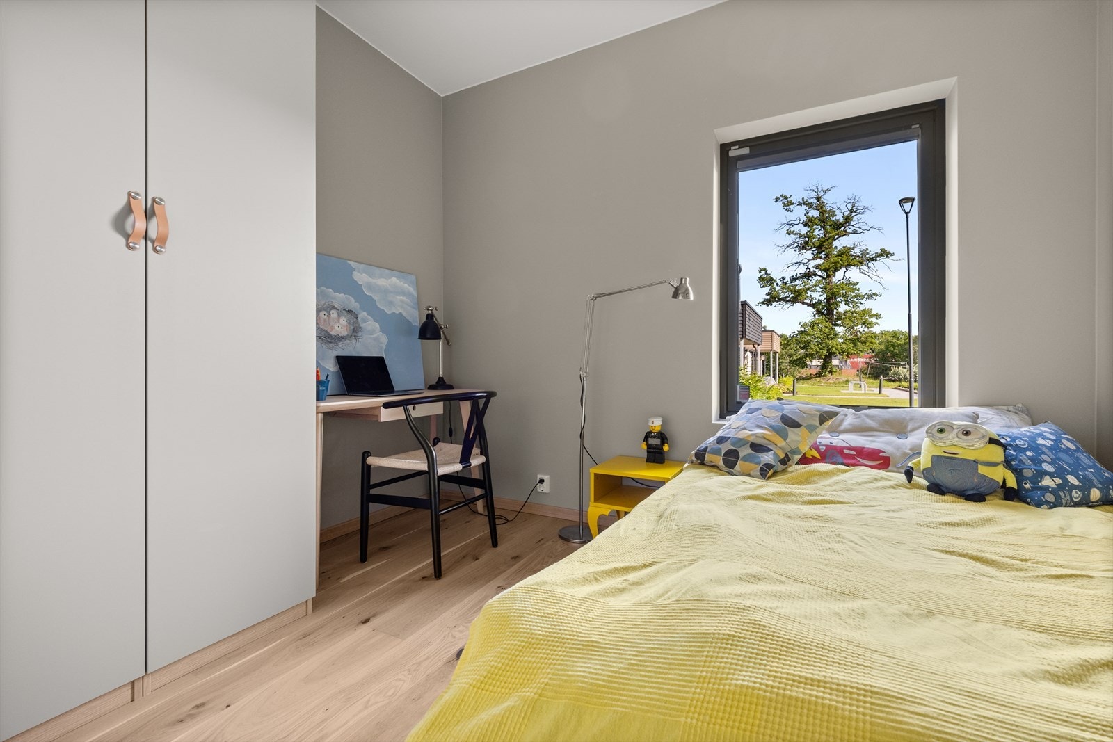 Alle rommene er malt i tidsriktig fargetoner og gulvene er lagt med 1-stavs parkett. Galleribilde