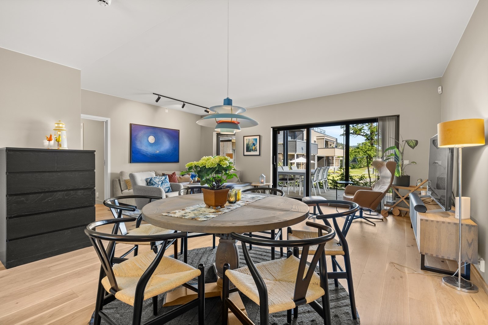 Spiseplassen ligger i fin forlengelse av kjøkkenet. Galleribilde