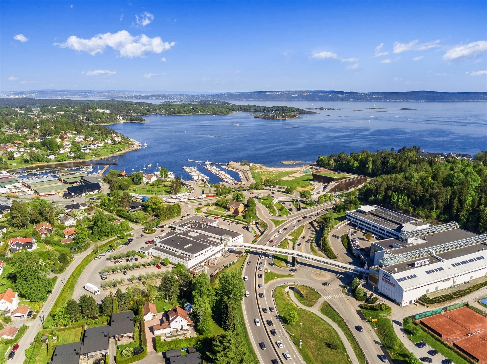 Holmen Idrettspark tilbyr is- fjell- og turnhall, tennisbaner og Holmenhallen. Galleribilde