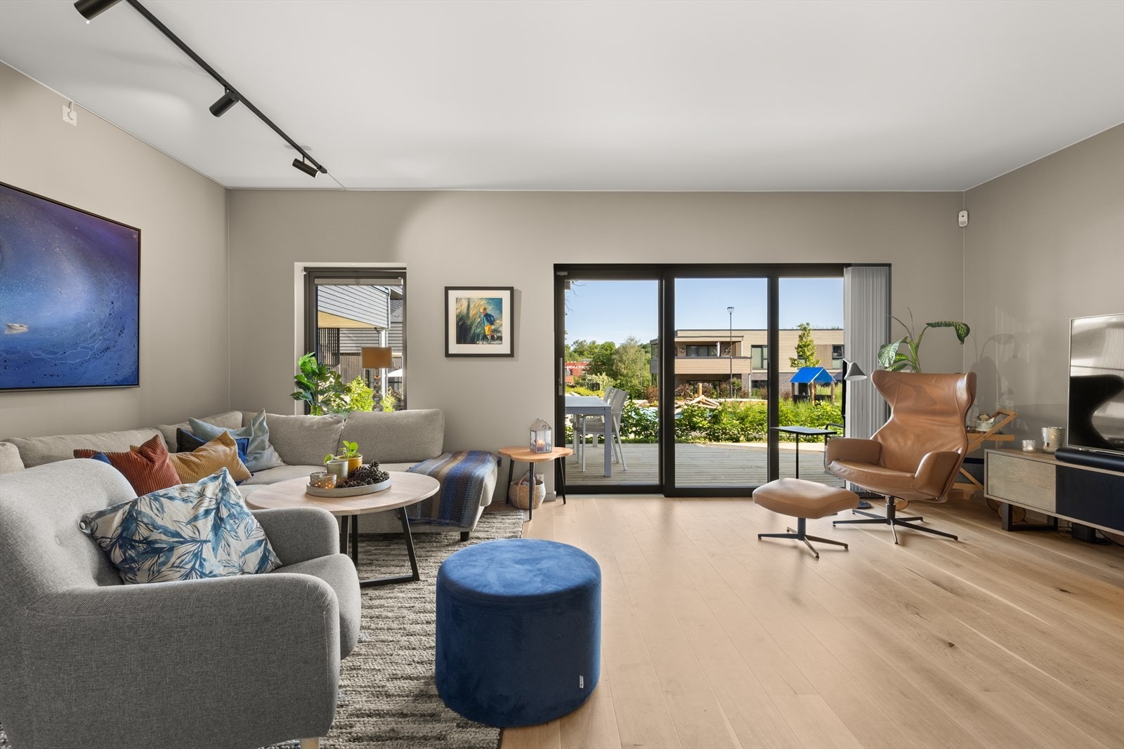 Stuen er lys og romslig. Galleribilde