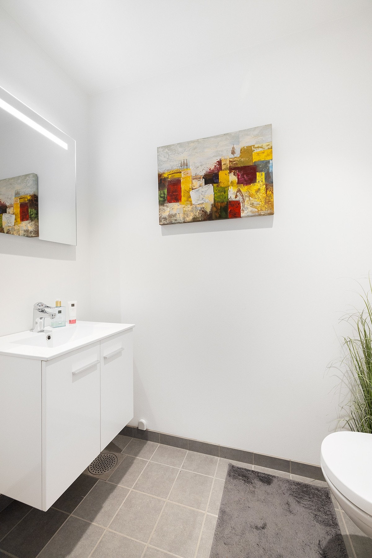 Separat toalettrom - meget praktisk når du har middagsgjester og ønsker å beholdet badet litt mer privat Galleribilde